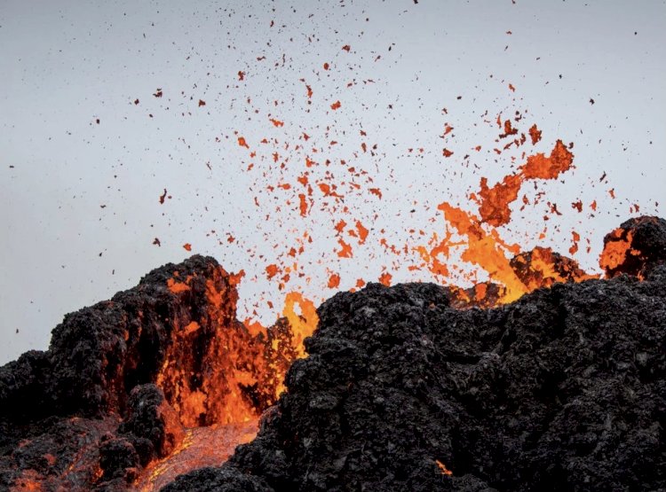 A VOLCANIC ERUPTION IN ICELAND SIGNALS A  DANGEROUS WARNINGS