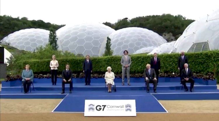 QUEEN ELIZABETH CRACK UP THE G7 LEADERS DURING A PHOTO SESSION