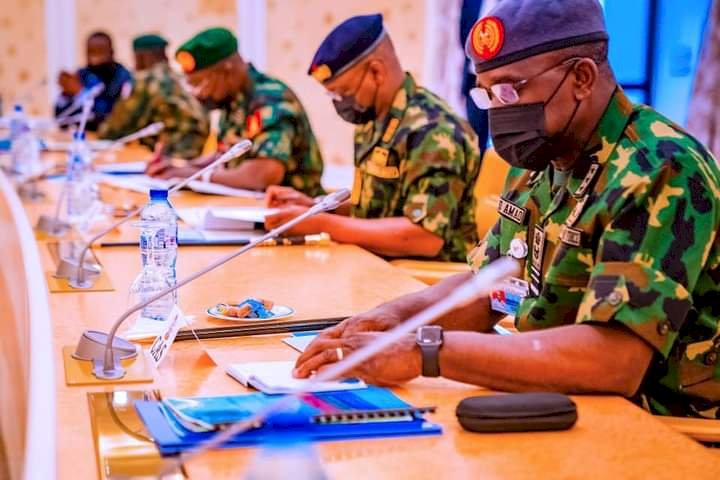 PRESIDENT BUHARI RECEIVES SECURITY BRIEFING FROM SERVICE CHIEFS